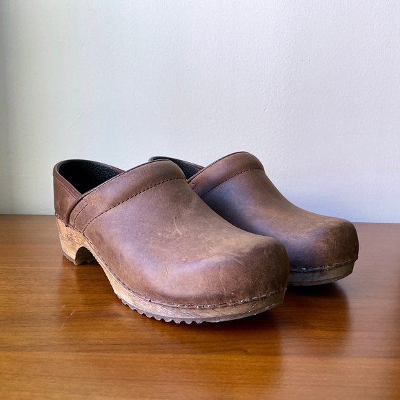 [US 8.5/EU 39] Sanita Julie Clogs — Antique Brown oiled leather - Picture 6 of 15